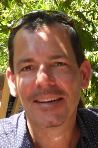 Dr. Niels Raes